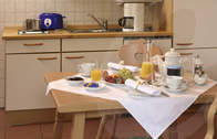 Kochnische und Essbereich (Vollausgestattete Kochnische mit gemütlicher Sitzecke.)