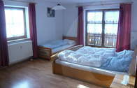 Zimmer der Ferienwohnung am Reiterhof Schöllnach (In den gemütlichen Zimmern der Ferienwohnung am Reiterhof in Schöllnach werden Sie sich von Anfang an wohlfühlen.)